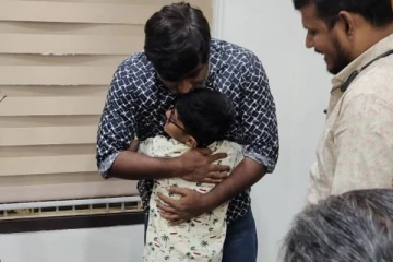 புற்று நோயால் பாதிக்கப்பட்ட சிறுவனுக்கு இன்ப அதிர்ச்சி கொடுத்த விஜய் சேதுபதி! தீயாய் பரவும் புகைப்படங்கள்
