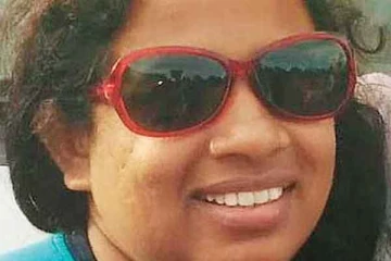 நாயை காப்பாற்ற தன்னுயிரை தியாகம் செய்த பெண்