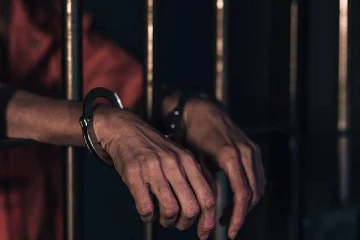 நீதிபதி பயணித்த வாகனத்தை கை காண்பித்த மூவர் கைது