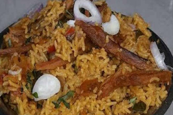 ஊரே மணக்கும் சுவையான கருவாட்டு பிரியாணி - செய்வது எப்படி? | Karuvadu Biriyani Recipe In Tamil