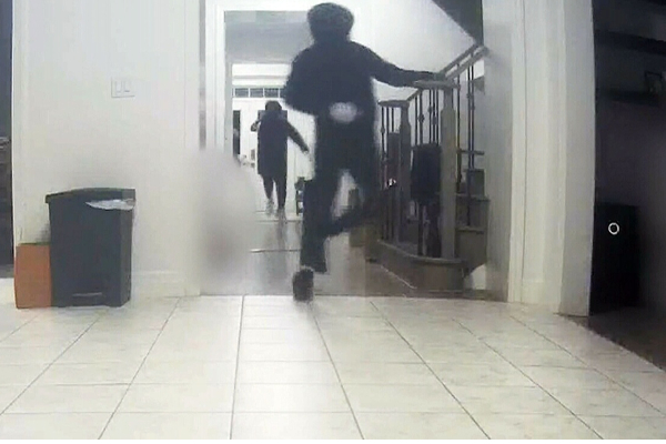 கனடாவில் வீடொன்று கொள்ளையிடப்பட்ட திக் நிமிடங்கள்… | Armed Suspects Caught On Camera North Of Toronto