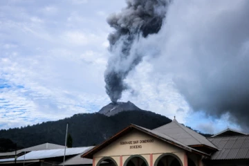 வெடித்து சிதறிய எரிமலையால் விமான சேவைகள் இரத்து