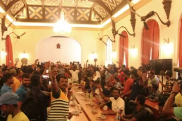 ජනපති මන්දිරයෙන් සොරාගත් භාණ්ඩ තොගයක් සමඟ අරගලකරුවන් 03ක් මාට්ටු වෙයි..