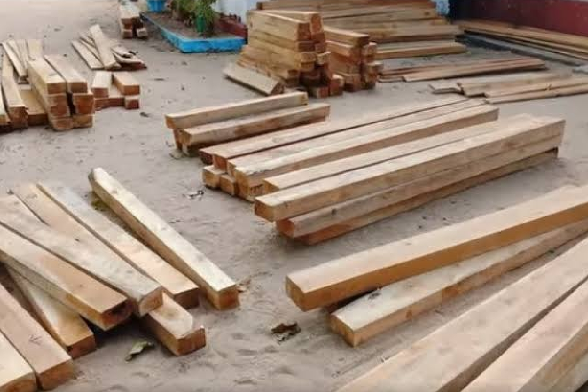 சட்டவிரோதமாக மரப்பலகைகள் கடத்தப்பட்ட வாகனம் பறிமுதல் - ஒருவர் கைது | Vehicle Illegally Transporting Wooden Planks சட்டவிரோதமாக மரப்பலகைகள் கடத்தப்பட்ட வாகனம் பறிமுதல் - ஒருவர் கைது | Vehicle Illegally Transporting Wooden Planks