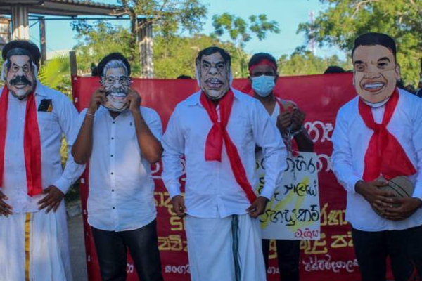 ராஜபக்ஷ குடும்பத்தார் போன்று வேடம் அனிந்து போராட்டத்தில் ஈடுப்பட்ட மாணவர்கள்! | Eastern University Student Rully Against Rajapaksa