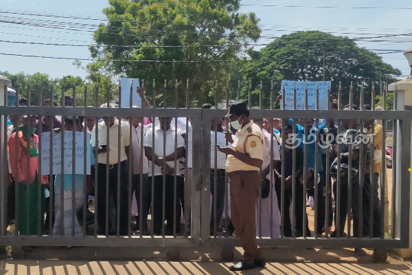 சிறுபோக அறுவடைக்கு டீசல் பெற்றுத்தருமாறு கோரி மக்கள் கவனயீர்ப்பு போராட்டம் (Video) | Farmers Are Engaged In Vigil In Kilinochchi
