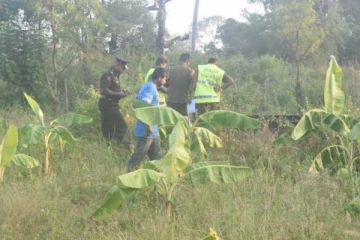 கழுத்து வெட்டப்பட்ட நிலையில் பெண்ணின் சடலம் மீட்பு ; மர்மம மரணம் குறித்து பொலிஸார் தீவிர விசாரணை
