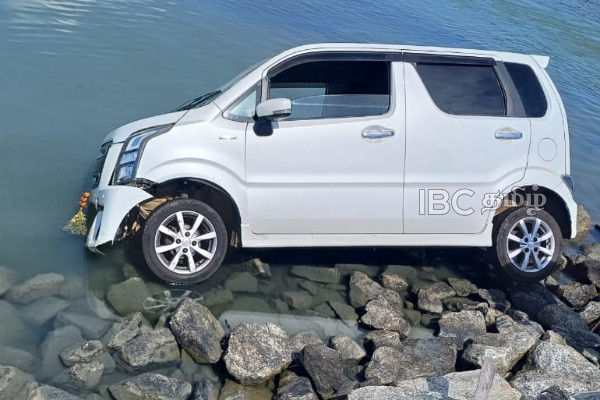 சங்குப்பிட்டி பாலத்திற்கு அருகில் கடலுக்குள் பாய்ந்த கார்! | Car Plunges Into Sea Near Sangupiddi Bridge Jaffna