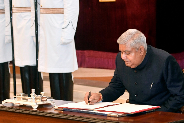 14வது குடியரசு துணை தலைவராக பதவியேற்றார் ஜெகதீப் தன்கர் - தமிழ்நாடு