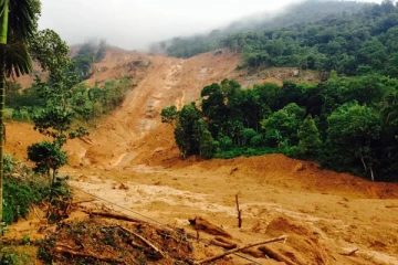 வீடொன்றின் மீது மண்மேடு சரிந்து வீழ்ந்ததால் பாடசாலை மாணவனுக்கு நேர்ந்த சோகம்