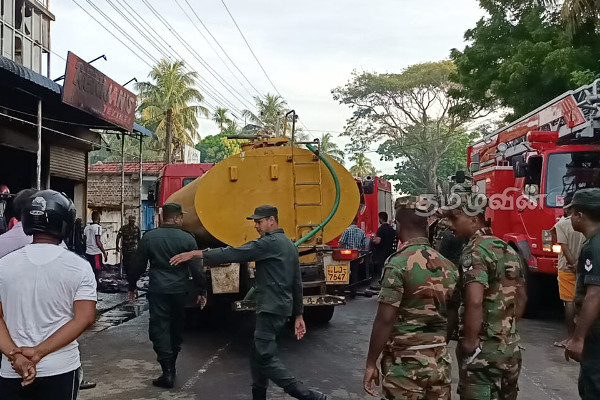 பொலிஸ் ஜீப் - புடவைக்கடைக்கு தீயிட்ட சம்பவம்: இராணு வீரர் உட்பட இருவர் கைது (Photos) | Army Soldier Arrested
