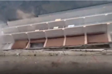 ஹிமாச்சலபிரதேச நிலச்சரிவு; சரிந்து விழும் அடுக்குமாடி கட்டிடம் - நெஞ்சை பதற வைக்கும் வீடியோ