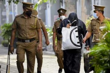 வீடு ஒன்றில் ஆணுடன் சிக்கிய நான்கு பெண்கள் !