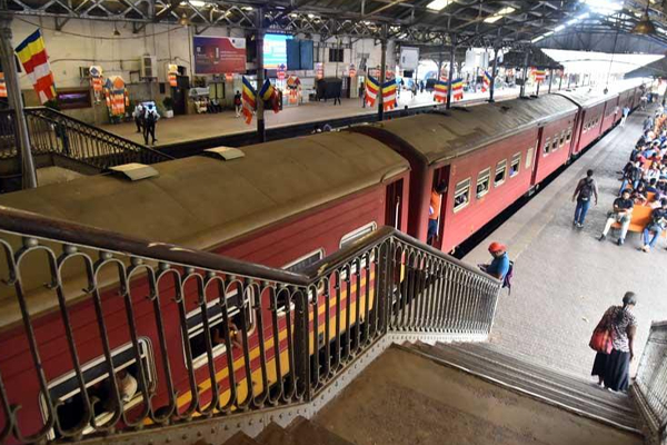 கொழும்பு - கோட்டை தொடருந்து சேவை பாதிப்பு : பொது மக்களுக்கு வெளியான அறிவிப்பு | Neglect Of Duty By Railway Station Staff கொழும்பு - கோட்டை தொடருந்து சேவை பாதிப்பு : பொது மக்களுக்கு வெளியான அறிவிப்பு | Neglect Of Duty By Railway Station Staff