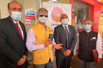 எரிபொருள் நிரப்பும் நிலையத்தை பார்வையிட்ட இந்திய வெளிவிவகார அமைச்சர் (Photos)