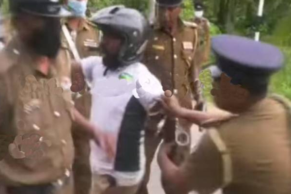 மோட்டார் சைக்கிள் ஓட்டுநர்களை துப்பாக்கி காட்டி மிரட்டிய மூத்த பொலிஸ் அதிகாரி! | Police Manhandles Unhappy Motorcyclist Fuel