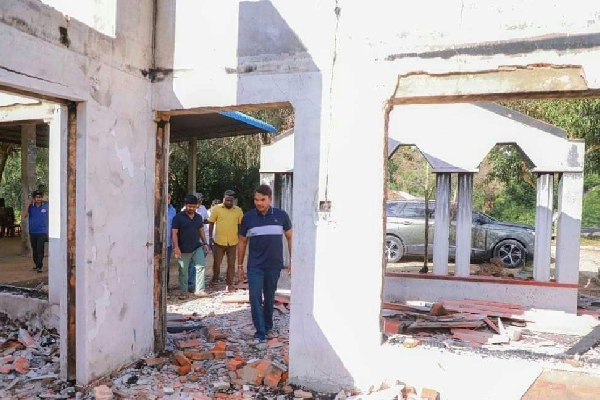தென்னிலங்கை சேதங்களை பார்வையிட நாமல் நேரில் விஜயம் (Photo) | Visited Person See Damage South