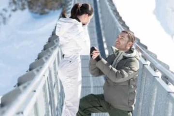 புரபோஸ் செய்த காதலன், வாயடைத்து போன எமிஜாக்சன்- ஓகே கூறினாரா, அவரே ஷேர் செய்த சூப்பர் போட்டோஸ்