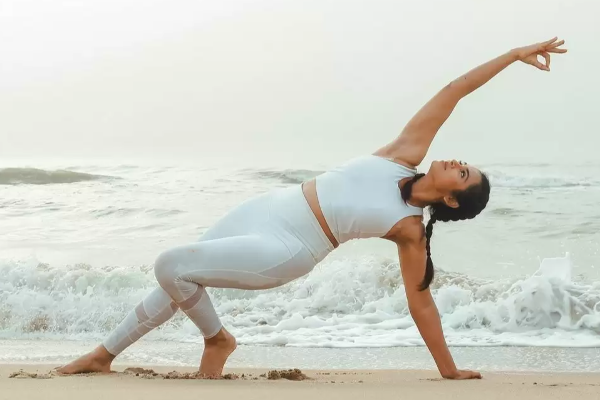 கடற்கரையில் யோக செய்து அசத்திய பிரபல பிக்பாஸ் நடிகை! | Cinema