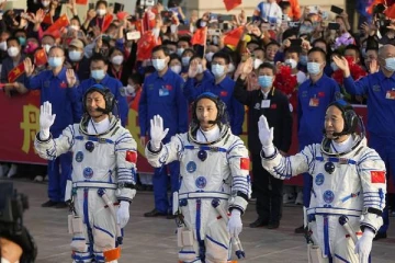 முதன் முதலாக ஒரு சாதாரண குடிமகனை விண்வெளிக்கு அனுப்பிய நாடு!