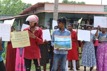 மாந்தை கிழக்கு பிரதேச செயலகம் முன்பு எதிர்ப்பு நடவடிக்கையில் ஈடுபட்ட மக்கள் (Photos)