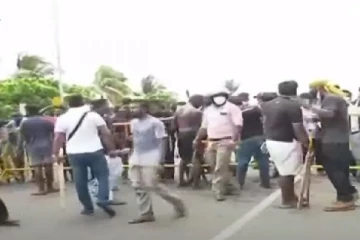 ஆளும் கட்சியின் வன்முறை கூட்டத்தில் முன்னாள் அமைச்சர்கள்