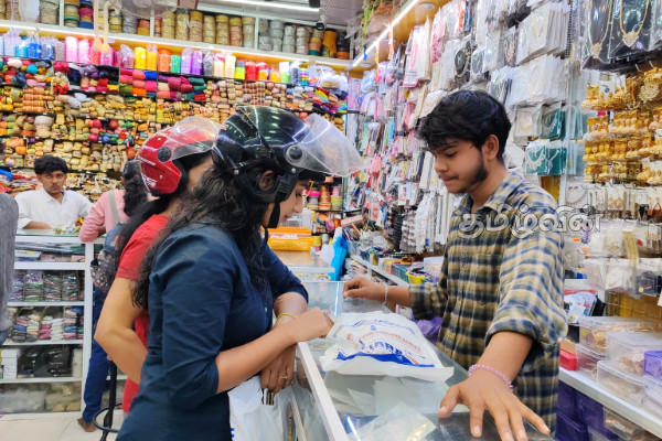 நாடளாவியரீதியில் சூடு பிடித்துள்ள பண்டிகைக்கால வியாபாரம் | Festive Season Business Is Booming In Mannar