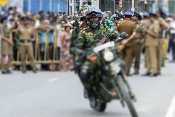 ත්‍රිවිධ හමුදාව හා පොලිසිය ගැන සමාජ මාධ්‍යය උණුසුම් කළ සටහන මෙන්න.