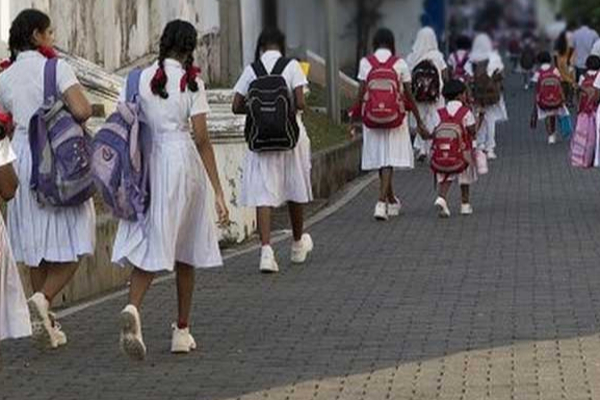 ஆசிரியர் மீது அரசியல் கட்சி உறுப்பினர்கள் மூர்க்கத்தனமாக தாக்குதல்! | Political Party Violently Attack The Teacher