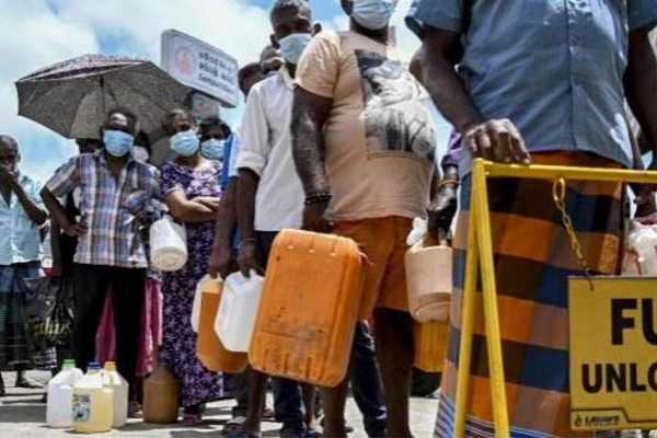 பொருளாதார நெருக்கடியில் சிக்கி தவிக்கும் இலங்கை : கியாஸ் விலை ரூ.13,680-ஆக உயர்வு ; மக்கள் தவிப்பு - தமிழ்நாடு