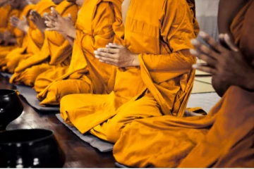 பௌத்த பிக்குகளை காதல் வலையில் சிக்க வைத்து பணம் பறித்த பெண் கைது