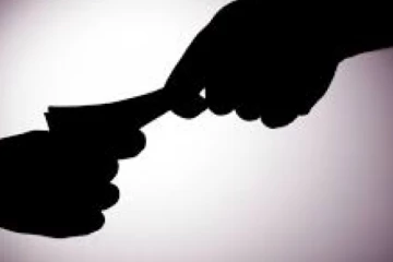 පොලිස් නිළධාරින් දෙදෙනෙක් අල්ලස් ගන්නා මොහොතේ මාට්ටු වෙයි..