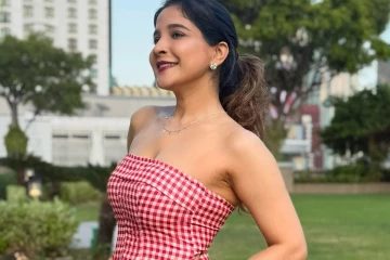 பாங்காக்-ல் ஹாட் உடையில் நடிகை சாக்ஷி அகர்வால்