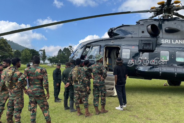 நுவரெலியாவில் வானூர்தி ஊடாக அத்தியாவசியப் பொருட்கள் அனுப்பி வைப்பு | Dry Food Supplies Sent By Air From Nuwara