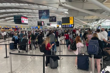 லண்டன் - ஹீத்ரோ விமான நிலையத்தில் கடும் நெருக்கடி! - பயணிகளுக்கு ஏற்பட்டுள்ள அசௌகரியம்