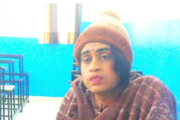 லிப்ஸ்டிக், பொட்டு: தேர்வில் சிறுமிக்கு பதிலாக இளைஞர் - சிக்கியது இப்படித்தான்.! - தமிழ்நாடு