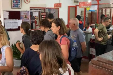 நுவரெலியா தபால் நிலையத்தில் குவிந்த சுற்றுலா பயணிகள்