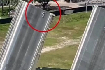 அமெரிக்காவில் 90 அடி உயரத்தில் செங்குத்தாக தொங்கிய இளைஞன்!