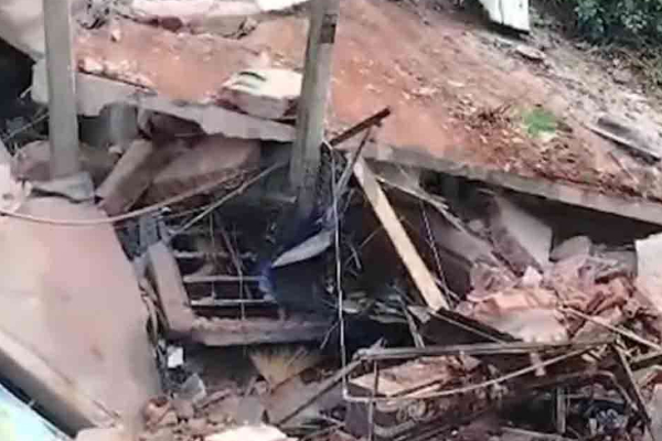 கண்டி - கொழும்பு பிரதான வீதியில் பாரிய மண்சரிவு! ஒருவர் பலி - இடிபாடுகளில் சிக்கி தவிக்கும் பலர்.. | Kandy Colombo Main Road Closed Pahala Kadugannawa