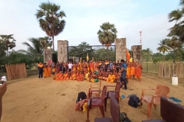 கதிர்காம பாதயாத்திரிகளுக்கு உதவிய இராணுவத்தினர் (PHOTOS)