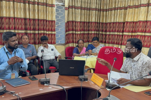விசேட அதிரடிப்படையினர் போன்று சுற்றித் திரியும் நுண்கடன் நிறுவன ஊழியர்கள் | Microfinance Institution Employees Kaluvanchikudi