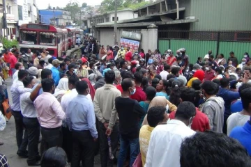 மண்ணெண்ணெய் வழங்குமாறு கோரி ஹட்டனில் போராட்டம்: போக்குவரத்தும் ஸ்தம்பிதம் (Photos)