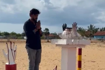 முள்ளிவாய்க்கால் நினைவுத் தூபிக்கு அஞ்சலி செலுத்திய இந்திய பின்னணிப் பாடகர் சத்தியன்