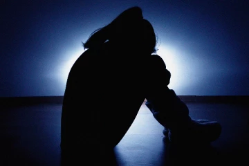 அரை நிர்வாணமாக இரத்தப்போக்குடன் வீடு வீடாக உதவி கேட்ட 12 வயது சிறுமி! கொடூரத்தின் உச்சம்