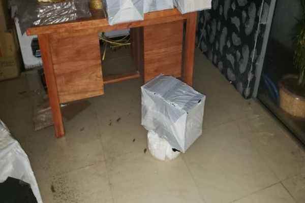 யாழின் பல இடங்களில் வெள்ளத்தால் வீடுகளிற்கு ஏற்பட்ட அவலநிலை! புகைப்படம் | Rain Water Entering A House In Mullaitivu