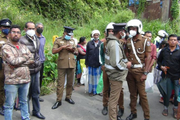 மண்ணெண்ணெய் வழங்குமாறு கோரி ஹட்டனில் போராட்டம்: போக்குவரத்தும் ஸ்தம்பிதம் (Photos) | Cory Hutton Fights For Kerosene Traffic Jams