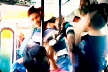 අවුරුදු 15 දැරියකට දුම්රිය ඇතුලෙදි පාපතරයෙකු කළ නරුම වැඩේ...විශාල පිරිසක් බලන් ඉදලා..අවසානයේ සිදු වූ දේ.