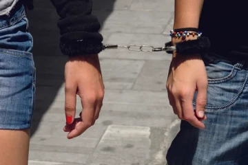 ජොබ් දෙනවා කියා මුදල් වංචා කළ කපල් එකක් කොටුවෙයි.