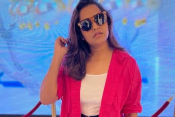 18+ படத்தை பார்த்து அம்மாவிடம் மாட்டிக்கொண்ட தொகுப்பாளினி!! வெச்சு செய்யும் நெட்டிசன்கள்..