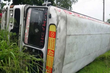 தொடரும் சீரற்ற காலநிலை : பேருந்து விபத்துக்குள்ளாகி பத்து பேர் படுகாயம்